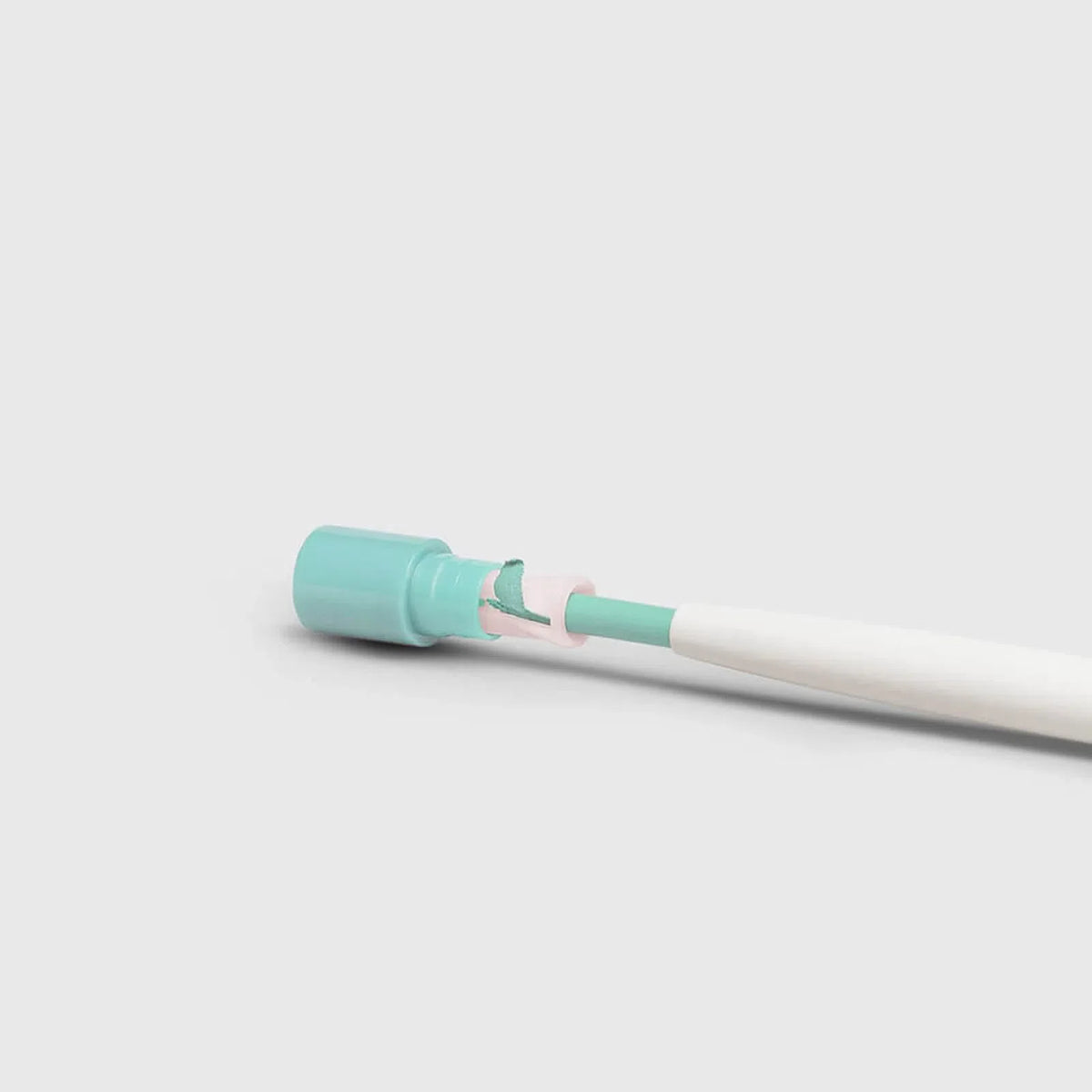 Larissa Manoela By Océane Light Blue Eyeliner Pencil  - Colorful Eyeliner Marshmallow 1,2g