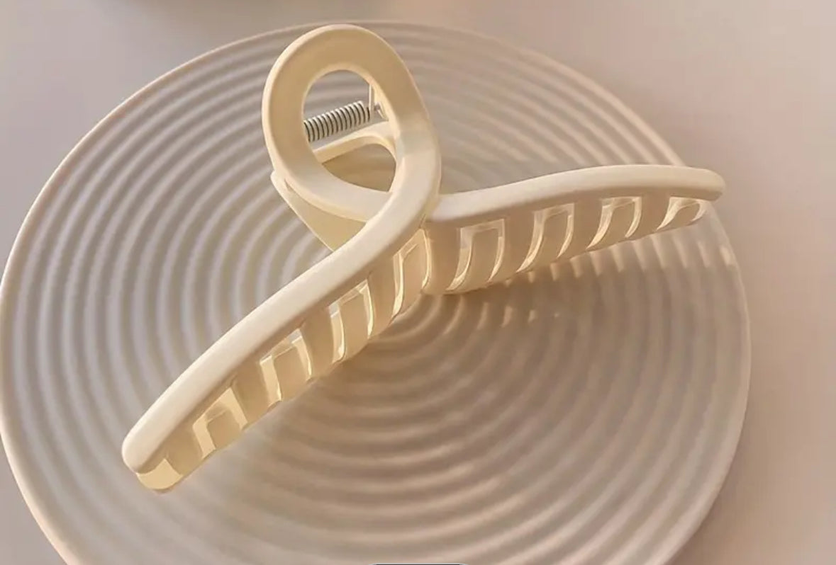 Elegant Hair Claw Clip with a Touch of Simplicity