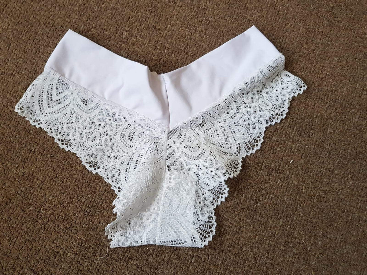 Calcinha fio de renda com cos de Lycra 